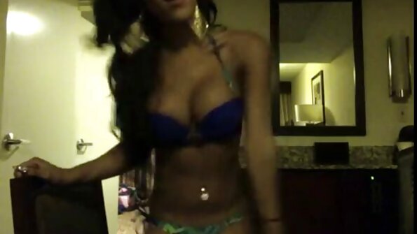Mulher negra totalmente natural vídeo pornô dupla penetração pega um enorme pau branco