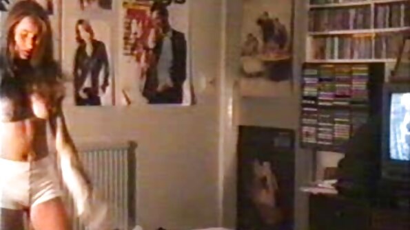 PAWG Ashley Adams monta um grande filme de pornô anal galo branco no sofá