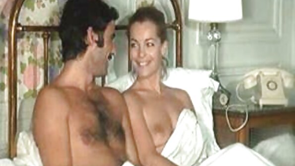 Alina dando um ótimo boquete vídeo pornô grátis sexo anal para um cara do serviço de quarto